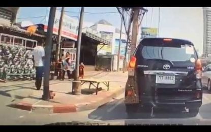 VIDEO: Un hombre patea brutalmente a un niño en la cabeza sin razón alguna