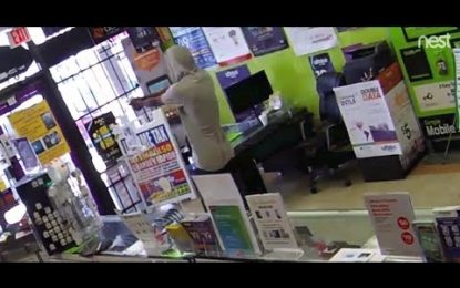 VIDEO: Un ladrón armado pide de rodillas que lo liberen de la tienda que acababa de robar