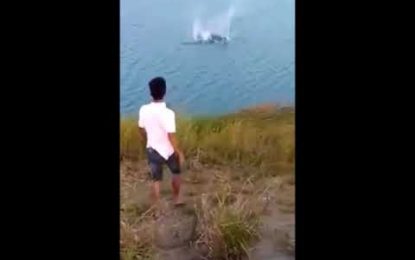 FUERTE VIDEO: Un hombre lanza un cachorro vivo a un río lleno de cocodrilos que lo devoran