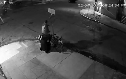 Paciencia y dedicación: Un ladrón desmonta una señal de tránsito para robarse una bicicleta (VIDEO)