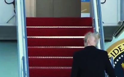 VIDEO: El viento ‘le toma el pelo’ a Trump y revela el secreto de su peinado