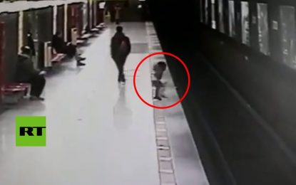 VIDEO IMPACTANTE: Un niño de dos años cae a las vías del metro de Milán