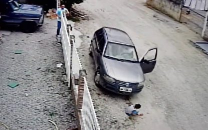 VIDEO: Un hombre atropella por accidente a su sobrino y sucede esto