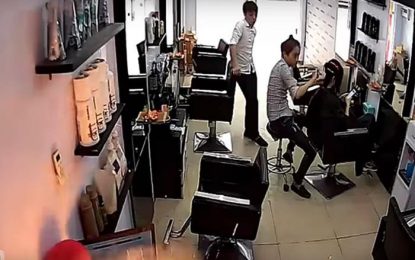 Un iPhone 6 Plus explota en un salón de belleza (VIDEO)