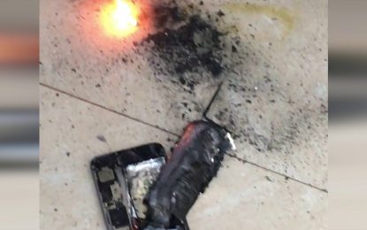 VIDEO: Un iPhone explota en una peluquería y causa el pánico entre los clientes