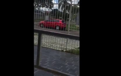 VIDEO: Una mujer abandona a su hija de 5 años en la calle pese a los gritos y acelera su coche
