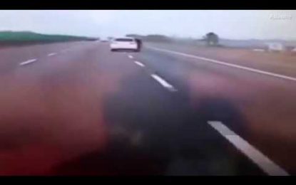 VIDEO: Una mujer discute con su pareja, salta del auto a casi 100 km/h y sobrevive