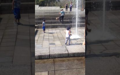 VIDEO: Una niña vuela por los aires tras pisar un chorro de agua