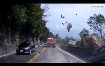 VIDEO: Una roca gigante cae a escasos centímetros de un coche en plena ruta