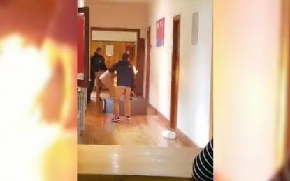 “¡Van a morir todos!”: Prende fuego a la municipalidad enfurecido tras ser despedido (VIDEO)