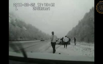 FUERTE VIDEO: Un coche pierde el control y atropella a un policía en EE.UU.