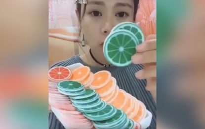 Nuevo movimiento viral en China: comer hielo frente a la cámara. ¿Para qué? (VIDEO)