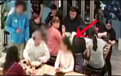 VIDEO: Lanza una sopa hirviendo a una joven por tener el pelo largo y le deja quemaduras en la cara