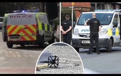 VIDEO: Un hombre ataca con una espada a un grupo de policías en Manchester