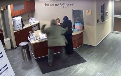 VIDEO: Un hombre ataca por la espalda a una adolescente musulmana en un hospital