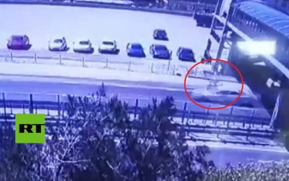 FUERTE VIDEO: Cae desde un puente e impacta un auto que circulaba a toda velocidad