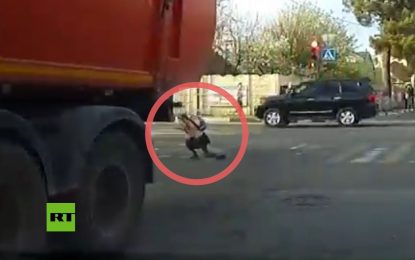 Impactante: una chica rusa es atropellada por un camión y se levanta como si nada (VIDEO)