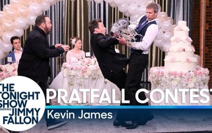 Jimmy Fallon y Kevin James Jugando Pratfall Contest Very Funny!!! (Video)