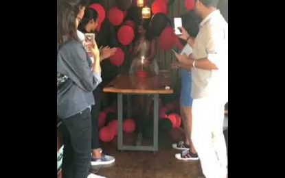 VIDEO: Enciende la vela de cumpleaños y queda envuelta en una bola de fuego