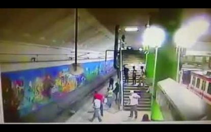 VIDEO: Un hombre cae a las vías del metro en México desde una altura de cuatro metros