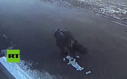 VIDEO: Un ladrón ruso pierde gran parte del botín por el camino