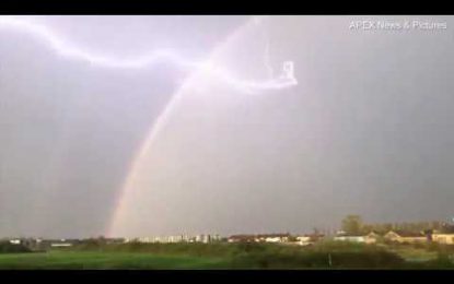 VIDEO: Un misterioso objeto negro no identificado cae del cielo durante una tormenta eléctrica