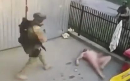 VIDEO: Intenta escapar de la Policía, salta desnudo por la ventana y cae en manos de los oficiales