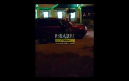 FUERTE VIDEO: Arrolla con el coche a un hombre con el que estaba discutiendo