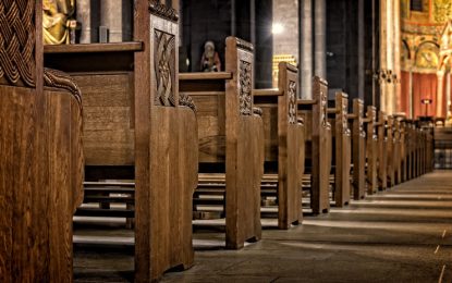 VIDEO: Una mujer interrumpe a los gritos al coro de una iglesia con un reclamo muy particular