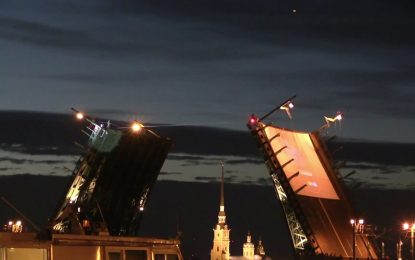 VIDEO: Equilibrista ruso impresiona a la multitud al cruzar un río sobre un puente levadizo abierto