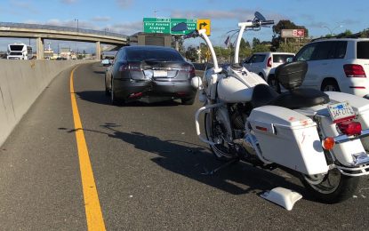 VIDEO: Un motociclista distraído choca a toda velocidad con un coche y sale disparado por los aires