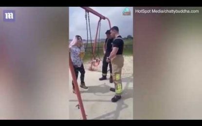 VIDEO: Una joven madre es rescatada por bomberos tras quedar atrapada en un columpio