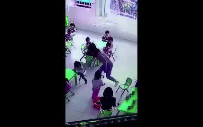 VIDEO: Una maestra de guardería le retira la silla a una niña cuando se estaba sentando