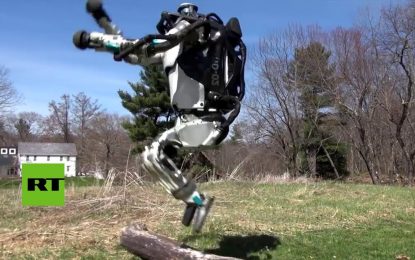 VIDEO: Una máquina androide ‘capaz de perseguir a los humanos’ trota en un parque