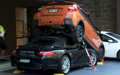 VIDEO, FOTOS: Un aparcacoches intenta estacionar un Porshe y termina debajo de un todoterreno