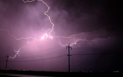 VIDEO: Graba una tormenta y se salva por los pelos del impacto de un rayo