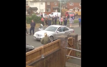 VIDEO: Asalto violento a un Mercedes termina en una pelea con palos y martillos