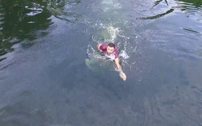 VIDEO: Dron filma cómo es salvado en el último momento de caer al agua