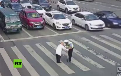 VIDEO: Policía chino ayuda a un anciano a cruzar la calle montándolo en su espalda