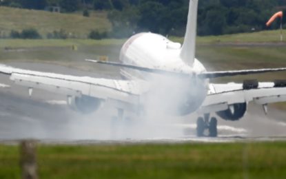 VIDEO: Un neumático de un avión con 152 personas a bordo explota durante aterrizaje de emergencia