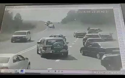 VIDEOS: Un vehículo militar blindado aplasta a un coche en una carretera