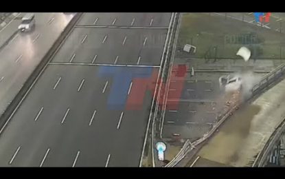 Argentina: Un auto sale ‘volando’ en una autopista a 170 km/h (VIDEO)