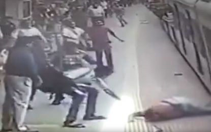 VIDEO: Una mujer queda atrapada por un metro en marcha y es arrastrada por la estación
