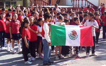 VIDEO: Profesora mexicana ‘mete la pata’ durante un desfile escolar