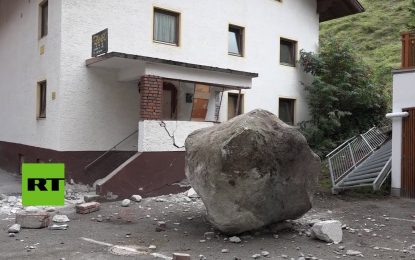 VIDEO: Enorme roca de 20 toneladas choca contra un edificio en Austria