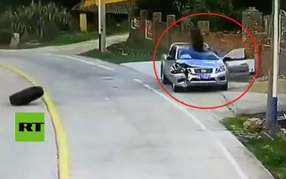 VIDEO: ¡Se salva de milagro! Dos neumáticos de camión destrozan un auto con el conductor dentro