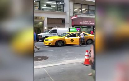 A lo ‘San Andreas’: Taxista agrede a una pareja, embiste varios vehículos y trata de huir (VIDEO)
