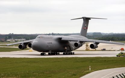 VIDEO: Avión de transporte militar de EE.UU. toca tierra sin el tren de aterrizaje delantero
