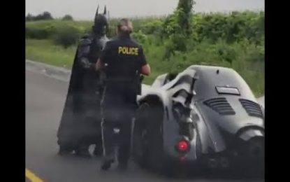 Policía de Canadá interviene a Batman cuando iba con su batimóvil [VIDEO]