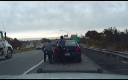 VIDEO: Conductor desata fuerte tiroteo tras ser detenido por dos policías (mírelo hasta el final)